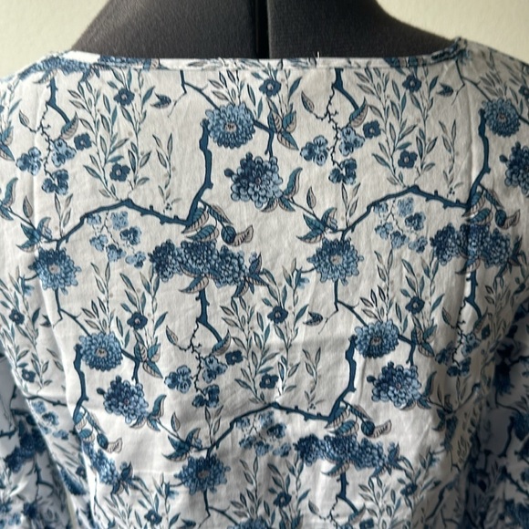 Francesca's top white blue floral bell sleeves size XS fresh clean - Picture 4 of 9